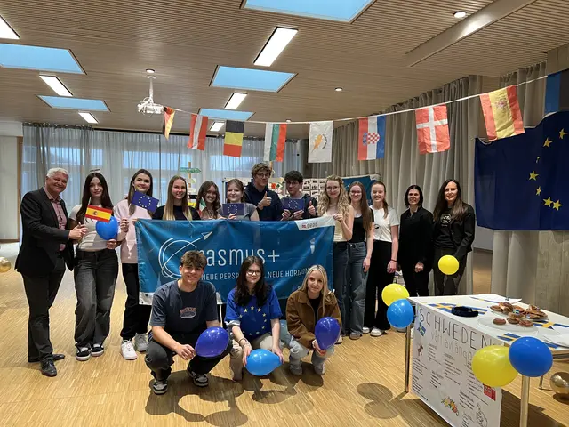 Europatag Feier an der HLW Spittal
-------------------------------
Die EU-Juniorbotschafter der HLW Spittal (Jahrgang 3 AHW) haben sich anlässlich des diesjährigen Europatages am 9. Mai interessante Aktivitäten für ihre Mitschülerinnen und Mitschüler der ersten und zweiten Klassen einfallen lassen.
Kutur, Sprache und Kulinarik sowie Geografie standen dabei im Vordergrund. Ebenso führte eine Europa-Schnitzeljagd mit kniffligen Fragen durchs ganze Schulgebäude. Auch die ländertypischen Spezialitäten, wie Bruschetta, französischer Käse, Croissants und schwedische Zimtschnecken, die von den Schülern selbst produziert wurden, konnten an den Ständen verkostet werden. 

Auch auf die Frage des Europa-Lehrerteams, warum die EU-Flagge genau 12 Sterne aufweist, gab es natürlich richtige Antworten. 

#hlwspittal  | Foto: #hlwspittal Medienteam