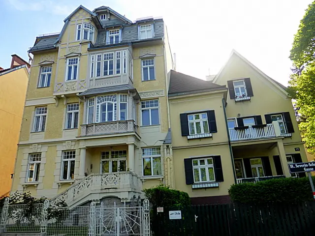 Gründerzeithäuser prägen mit ihrer historistischen Architektur und hohen Stuckdecken das Stadtbild Wiens, besonders in den Bezirken 1 bis 9. Die meist zwischen 1850 und 1918 errichteten Zinshäuser gelten als Kulturgut, sind jedoch aufgrund von Modernisierungen, Dachausbauten oder Abrissen im Wandel. Viele werden heute aufwendig saniert, um modernen Wohnkomfort zu bieten.