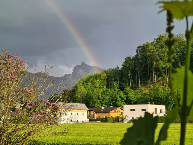 Der Regenbogen wünscht der schlafenden Griechin am Traunsee schöne Träume...