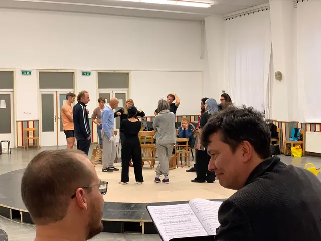 Alice - eine phantastische Revue. Eine Koproduktion von sirene und Serapions Theater im ODEON in Zusammenarbeit mit Wien Modern und der Österr. Gesellschaft für Zeitgenössische Musik

Die Geschichen aus Carrolls Alice’s Adventures in Wonderland und Through the Looking-Glass, and What Alice Found There drehen sich um Schicklichkeit, die Waffe ist das Wort. Die berühmte blaue Raupe, die Herzkönigin, der zeitlose Hutmacher, die geschwätzigen Blumen und andere erstaunliche Figuren reißen im Wortwechsel mit Alice stets die Deutungshoheit an sich. Ihre Logik deckt sich zwar nicht mit dem Hausverstand, und sie haben auch nicht Recht, dafür aber das Sagen und damit die Macht, Alice den wunderlichsten Benimmregeln zu unterwerfen – Benimmregeln wie im viktorianischen England, unter denen der Mathematiker Charles Lutwidge Dodgson alias Lewis Carroll zeitlebens litt. Doch über diesen gesellschaftskritischen Aspekt hinaus sind seine beiden Alice-Bücher das Werk eines begnadeten Spielers, der mit Logik und Unlogik jongliert und daraus den tiefsten Widersinn und das höchste Vergnügen destilliert.

Kurt Schwertsik hat sich der prominenten Vorlage angenommen – ist sie doch wie gemacht für diesen Schelm der neuen Musik Österreichs, bekannt für seine verspielten und absurd-ironisch gebrochenen, oft literarisch inspirierten Stücke. Für die Uraufführungsproduktion wirken zahlreiche Kräfte zusammen: 6 Solistinnen, das Rote Orchester, eine 27-köpfige Instrumentalgruppe sowie das interdisziplinäre Serapions Ensemble singen und spielen unter der Ägide von Kristine Tornquist und Max Kaufmann in der Ausstattung von Mirjam Mercedes Salzer; François-Pierre Descamps dirigiert. 

Im Bild Studienleiter David Hausknecht und Produzent Jury Everhartz als Dirigent bei den Proben am Siegesplatz. | Foto: Roberta Cortese