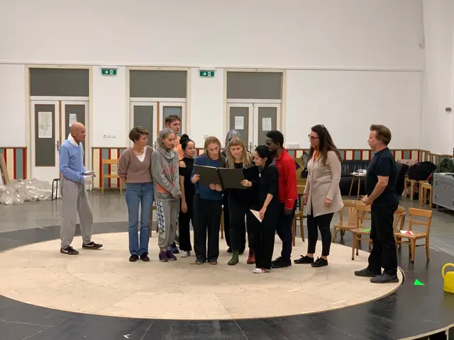Alice - eine phantastische Revue. Eine Koproduktion von sirene und Serapions Theater im ODEON in Zusammenarbeit mit Wien Modern und der Österr. Gesellschaft für Zeitgenössische Musik

Die Geschichen aus Carrolls Alice’s Adventures in Wonderland und Through the Looking-Glass, and What Alice Found There drehen sich um Schicklichkeit, die Waffe ist das Wort. Die berühmte blaue Raupe, die Herzkönigin, der zeitlose Hutmacher, die geschwätzigen Blumen und andere erstaunliche Figuren reißen im Wortwechsel mit Alice stets die Deutungshoheit an sich. Ihre Logik deckt sich zwar nicht mit dem Hausverstand, und sie haben auch nicht Recht, dafür aber das Sagen und damit die Macht, Alice den wunderlichsten Benimmregeln zu unterwerfen – Benimmregeln wie im viktorianischen England, unter denen der Mathematiker Charles Lutwidge Dodgson alias Lewis Carroll zeitlebens litt. Doch über diesen gesellschaftskritischen Aspekt hinaus sind seine beiden Alice-Bücher das Werk eines begnadeten Spielers, der mit Logik und Unlogik jongliert und daraus den tiefsten Widersinn und das höchste Vergnügen destilliert.

Kurt Schwertsik hat sich der prominenten Vorlage angenommen – ist sie doch wie gemacht für diesen Schelm der neuen Musik Österreichs, bekannt für seine verspielten und absurd-ironisch gebrochenen, oft literarisch inspirierten Stücke. Für die Uraufführungsproduktion wirken zahlreiche Kräfte zusammen: 6 Solistinnen, das Rote Orchester, eine 27-köpfige Instrumentalgruppe sowie das interdisziplinäre Serapions Ensemble singen und spielen unter der Ägide von Kristine Tornquist und Max Kaufmann in der Ausstattung von Mirjam Mercedes Salzer; François-Pierre Descamps dirigiert. 

Im Bild Regisseurin Kristine Tornquist mit dem Ensemble bei den Proben am Siegesplatz. | Foto: Roberta Cortese