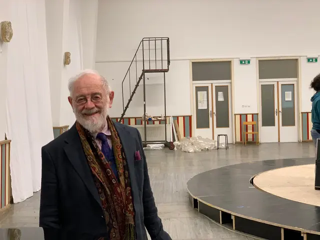 Alice - eine phantastische Revue. Eine Koproduktion von sirene und Serapions Theater im ODEON in Zusammenarbeit mit Wien Modern und der Österr. Gesellschaft für Zeitgenössische Musik

Die Geschichen aus Carrolls Alice’s Adventures in Wonderland und Through the Looking-Glass, and What Alice Found There drehen sich um Schicklichkeit, die Waffe ist das Wort. Die berühmte blaue Raupe, die Herzkönigin, der zeitlose Hutmacher, die geschwätzigen Blumen und andere erstaunliche Figuren reißen im Wortwechsel mit Alice stets die Deutungshoheit an sich. Ihre Logik deckt sich zwar nicht mit dem Hausverstand, und sie haben auch nicht Recht, dafür aber das Sagen und damit die Macht, Alice den wunderlichsten Benimmregeln zu unterwerfen – Benimmregeln wie im viktorianischen England, unter denen der Mathematiker Charles Lutwidge Dodgson alias Lewis Carroll zeitlebens litt. Doch über diesen gesellschaftskritischen Aspekt hinaus sind seine beiden Alice-Bücher das Werk eines begnadeten Spielers, der mit Logik und Unlogik jongliert und daraus den tiefsten Widersinn und das höchste Vergnügen destilliert.

Kurt Schwertsik hat sich der prominenten Vorlage angenommen – ist sie doch wie gemacht für diesen Schelm der neuen Musik Österreichs, bekannt für seine verspielten und absurd-ironisch gebrochenen, oft literarisch inspirierten Stücke. Für die Uraufführungsproduktion wirken zahlreiche Kräfte zusammen: 6 Solistinnen, das Rote Orchester, eine 27-köpfige Instrumentalgruppe sowie das interdisziplinäre Serapions Ensemble singen und spielen unter der Ägide von Kristine Tornquist und Max Kaufmann in der Ausstattung von Mirjam Mercedes Salzer; François-Pierre Descamps dirigiert. 

Im Bild Komponist Kurt Schwertsik bei den Proben am Siegesplatz. | Foto: Roberta Cortese