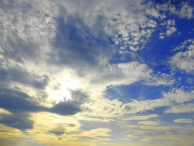 Der Himmel — er ist mehr als bloß eine Leinwand für Wolken und Vögel. Allerdings! Er ist das Blau, das uns begleitet, das Dach, das uns beschirmt. Und doch ist er auch unser innerer Raum, ein Ort für Träume, für Sehnsüchte, für all die kleinen und großen Fragen, die wir in uns tragen💖