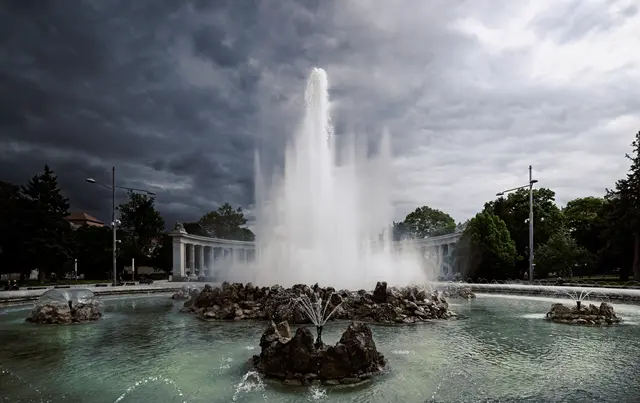 Nicht nur nachts, wenn er in bunten Farben beleuchtet wird, ist er eine Augenweide. Auch bei düsterer Bewölkung zu den Eisheiligen präsentiert er sich in seiner vollen Pracht.
Hochstrahlbrunnen am Schwarzenbergplatz