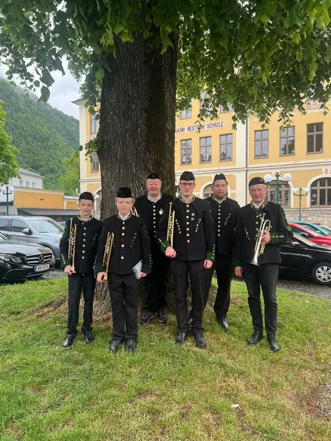 Die Trompeter der Salinenmusikkapelle Bad Ischl trotzten dem schlechten Wetter am Feiertag. Witterungsbedingt musste das Konzert zum Tag der Blasmusik im Kurpark abgesagt werden.
