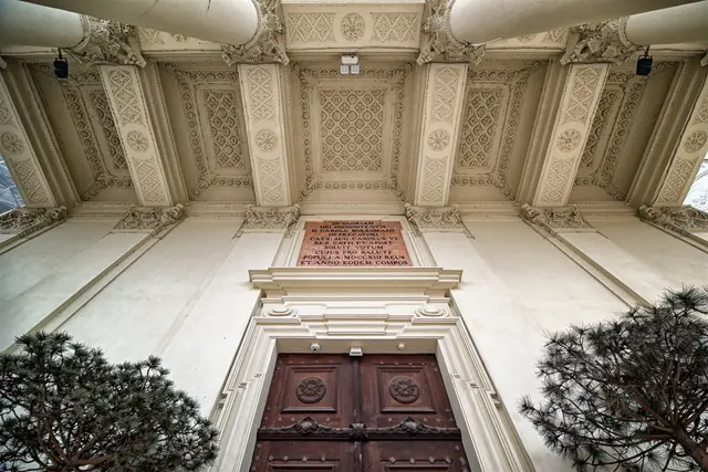 Ein Versprechen in Stein: Das Tor zur Ewigkeit!
Wer die Stufen der Wiener Karlskirche erklimmt, wird zuvor oft von der gewaltigen Kuppel abgelenkt – doch der wahre Zauber beginnt im Entree. 