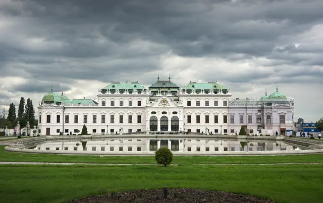 Tiefhängende Wolken über dem Schloß. Ein Wetter, wie es zu den Eisheiligen gehört.