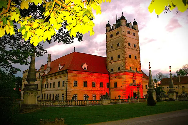 Ausflugstipp:

Einladung zur Pfingstfinissage Party
mit gratis Getränken und Snacks!
Eintritt frei!!
Pfingstmontag 25. Mai 2026, 15:00 - 18:30 Uhr
Unter dem Motto:
"Komm vorbei und sei dabei, bei Eintritt frei!!"
Schloss Greillenstein 
Greillenstein 1,   3592 Röhrenbach

----------------------------------------

"historisches trifft die moderne"
robin der künstler wurde von den schlossbesitzern zu einem sonderevent eingeladen.

so stellt der kunstschaffende eine kunstausstellung für das schloss greillenstein zusammen, wo es auch eine vernissage und pfingst-finissage geben wird, damit es zu einem gesellschaftlichen ereignis kommen wird.
robin der künstler, der erfinder des "neofließ-realismus" zeigt einige werke
der zeitgenössischen kunst von 9.- 25. mai 2026 unter:
"juwel nationalpark donauauen".
der nationalpark donauauen, beginnt in wien und breitet sich bis weit in das angrenzende niederösterreich aus.
weiters wird auch eine neue serie der abstrakten kunst gezeigt.
sein stil und seine technik ist einzigartig, da er auch mit verschiedenen zudaten arbeitet w.z.b. wiener regenwasser, sekt, alkoholika u.s.w. da entsteht so manches prickelnde gemälde das sich in kunst der moderne einreihen kann.

einladung zur vernissage
samstag 9. mai 2026
15:00 uhr im schloss greillenstein

17:30 uhr ansprache und vorstellung des kunstschaffenden

18:00 uhr kostenlose verlosung eines kunstwerkes unter den anwesenden besucher*innen

anschließend happy hour, getränke &amp; snacks gratis!
eintritt frei!!
bei einem getränk kann man mit dem künstler über kunst und kultur ins gespräch kommen
wobei man da die besonderheit der ausstellung genießen kann.

die ausstellung lauft bei eintritt frei von 09. - 25. mai 2026 zu den schloss öffnungstagen.
die zeiten: samstag bis mittwoch + feiertage 12:30 bis 16:00 uhr

einladung zur pfingst-finissage:
pfingst-montag 25. mai 2026 ab 15:00 uhr - 18:30 uhr

unter dem motto:
komm vorbei und sei dabei bei eintritt frei!!