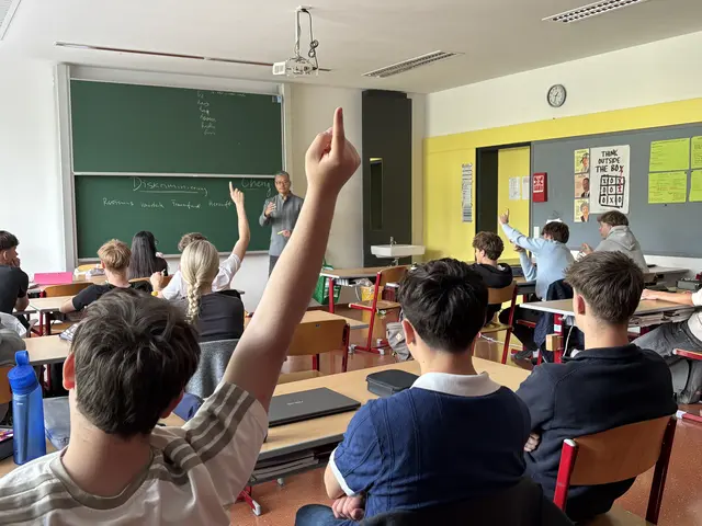 Unter der Leitung von Cheng Wang nahmen die Schülerinnen und Schüler der 3AK der BHAK Bad Ischl am 19. Mai 2026 an einem zweistündigen Workshop zum Thema Antisemitismus teil. Dabei beschäftigten sich die Jugendlichen mit unterschiedlichen Formen von Vorurteilen und Diskriminierung sowie deren Auswirkungen auf unsere Gesellschaft. Anhand praxisnaher Beispiele und interaktiver Aufgaben wurden Strategien erarbeitet, um Ausgrenzung frühzeitig zu erkennen und couragiert darauf zu reagieren. Der Workshop förderte damit nicht nur das Bewusstsein für demokratische Werte, sondern auch respektvollen Umgang und gegenseitige Empathie. 
Vielen Dank an Herrn Wang für den kurzweiligen Nachmittag und an das österreichische Parlament für die Übernahme der Kosten! | Foto: BHAK/BHAS Bad Ischl