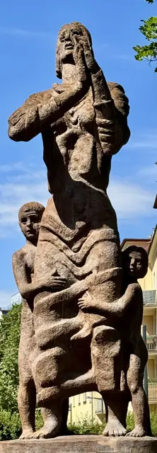 Das Denkmal wurde vom österreichisch-britischen Bildhauer Siegfried Charoux (* 15. Oktober 1896 Wien, † 26. April 1967 London) im Jahr 1958 zu Ehren von Bertha von Suttner erschaffen.

„Die Kriege müssen aufhören. Und jeder Mensch muss beitragen was er nur kann, auf dass die Menschheit diesem Ziele – sei’s auch nur ein Tausendstel Linie – näher rücke“.