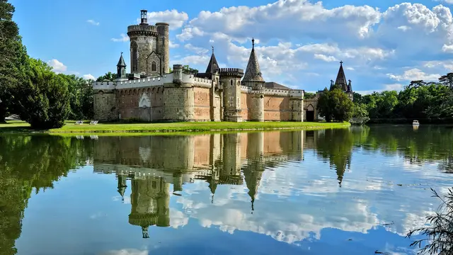 Die Franzensburg im Schlosspark Laxenburg mit Spiegelung im Teich. | Foto: Anton Kroh