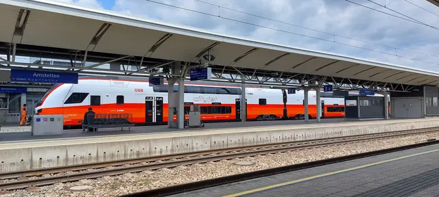Das neue Flaggschiff der ÖBB - nigelnagelneue und noch nicht in Betrieb befindliche Cityjet-Doppelstock - in Amstetten bei einer Testfahrtpause entdeckt 