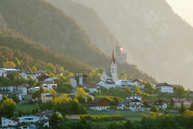 Leider bin ich hier derzeit deutlich abwesend. Es liegt jedoch nicht an meiner etwas angeschlagenen Gesundheit, sondern an einer Unmenge Arbeit als Gutachter bzw. im eigenen Haus bezüglich Zu- und Umbauten.
Mit dieser frühmorgendlichen Aufnahme von Stanz über Landeck und dem Sonnenreflex von der Burg Schrofenstein wünsche ich euch schöne Pfingsten. | Foto: © by Ing. Günter Kramarcsik