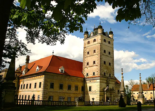 Pfingst-Party im Schloss mit gratis Happy Hour!
Ausflugstipp zum vormerken:

Einladung zur Pfingstfinissage Party mit gratis Getränken und Snacks!

Pfingstmontag 25. Mai 2026, 15:00 - 18:30 Uhr

Unter dem Motto: "Komm vorbei und sei dabei, bei Eintritt frei!!"

Robin der Künstler und die Ur Ur Enkelin vom Kaiser Franz Joseph ist auch vor Ort!!
Schloss Greillenstein, 3592 Röhrenbach