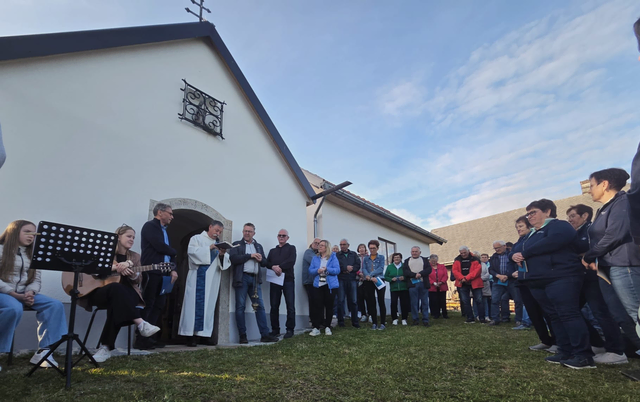 Viel Zeit, Geld und viele Stunden Arbeitsleistungen flossen in die Sanierung der Kapelle in Sagedt, Gemeinde St. Aegidi. Nun erstrahlt sie in neuem Glanz. Diakon Hofer segnete die Stätte bei einer feierlichen Maiandacht, die Marlies, Clara und Katharina musikalisch umrahmten. Bei einer kleinen Bewirtung gab es im Anschluss noch ein gemütliches Beisammensein für die zahlreich Erschienenen. | Foto: Gemeinde St. Aegidi