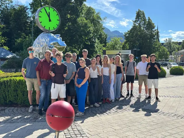 Im Zuge des Geschichteunterrichts erkundete die 4BK der BHAK Bad Ischl heute die „Stecknadeln der Erinnerung“ in Bad Ischl. An verschiedenen Stationen erhielten die Schülerinnen und Schüler von Mag. Kurt Lux Einblicke in die lokale Geschichte während der NS-Zeit. Während des Rundgangs setzten sie sich mit den Schicksalen jüdischer Familien, Fällen von Arisierung sowie Beispielen von Widerstand und Zivilcourage auseinander. Der Rundgang verdeutlichte, wie wichtig Erinnerungskultur und gesellschaftliche Verantwortung auch heute noch sind.
Vielen Dank an Herrn Lux für die spannenden Ausführungen und den Austausch!
