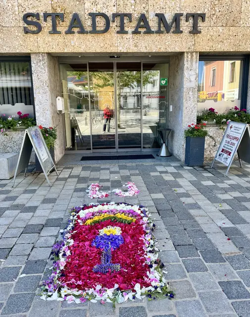 WUNDERSCHÖNER BLUMENSCHMUCK VOR DEM EINGANG ZUM STADTAMT! 