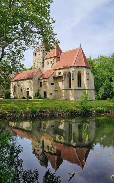 Schloss Pottendorf mit Spiegelung im Teich. | Foto: Anton Kroh