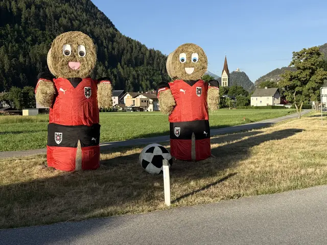 Die Fußball-WM lässt derzeit auch in Schönwies grüßen. "Heumandln made by Jungbauern". | Foto: Reinhard Raggl