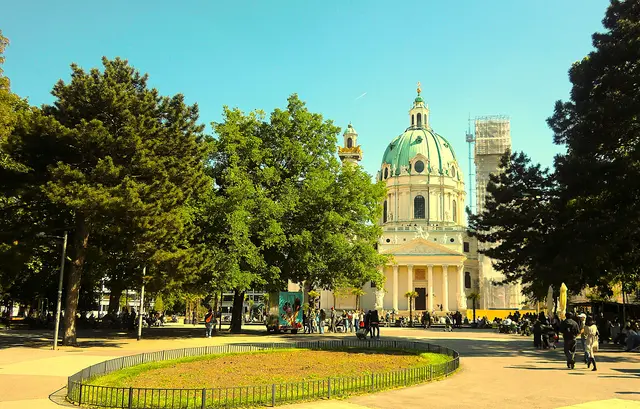 zum Vormerken: Einladung am Tag des Sommerbeginn 2026 ladet Robin der Künstler, Erfinder des Neofließ-Realismus zum zeitgenössischen Frischluft-Kunstevent herzlichst ein. Robin der Künstler, bekannt für seine beliebten volksnahen Kunstevents, da gibt es diesmal etwas ganz Anderes als sonst von ihm gewohntes und zwar "Kontrast in Colour" in einer Frischluftausstellung beim Karlsplatz-(nahe bei der Karlskirche im Ressel Park)! Neben der herrlichen Lokation der Karlskirche kann man mit dem Kunstschaffenden über Kunst und Kultur in freier Natur ins Gespräch kommen. Los geht es kurz nach Sommerbeginn, am Sonntag, 21. Juni 2026 um 14:00 Uhr bis 18:00 Uhr, Ressel Park, Karlsplatz 14, 1040 Wien EINTRITT FREI!! Komm zu Robin der Künstler, da zeigt er seine neuen Werke. Die Ausstellung ist nur bei Schönwetter angesagt!! Komm vorbei und sei dabei, bei Eintritt frei!!