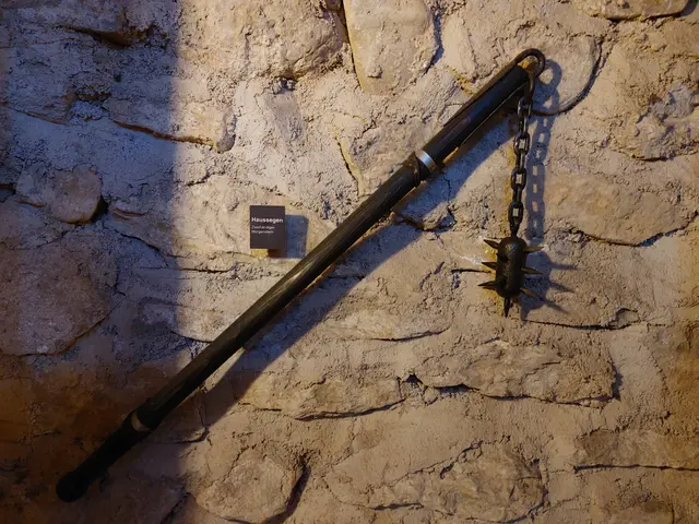 Im Schloss Ulmerfeld entdeckte ich diese Waffe mit dem Namen "Haussegen" - da bekommt der Ausdruck "Wenn der Haussegen schief hängt" doch gleich eine ganz andere Bedeutung.....!!!😉