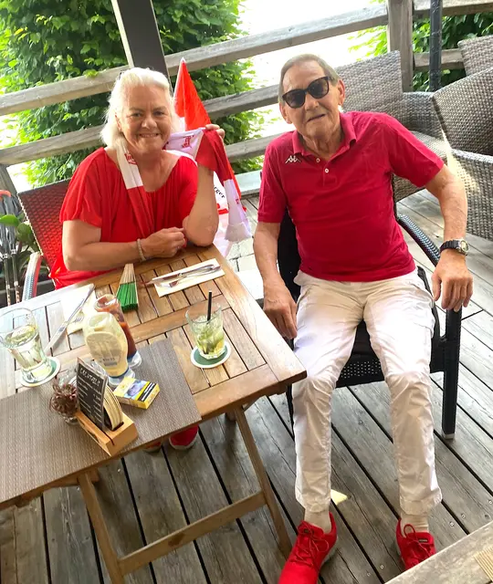 Wolfgang Ambros (mit Frau Uta) in Rot-Weiß-Rot beim Fußballschauen (Ö-ARG) im Schindldorf in Waidring | Foto: Klaus Kogler