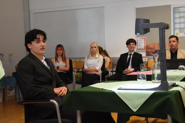 Highlight im Prüfungsauftakt der 3AMW (Abschlussklasse der Fachschule für wirtschaftliche Berufe Spittal) zum Prüfungstermin Juni 2026.

Wir schreiben den späten Nachmittag des 18. Juni 2026. Sechs Kandidaten der Fachschule hatten ihre fachpraktische Prüfung aus dem Wahlfach "Officemanagement und IT". Und dieser Auftakt ist den drei Kandiaten und drei Kandidatinnen perfekt gelungen. Meistens wurde ein "Sehr gut" abgeholt berichtet Prüfer und IT-Manager der Schule Markus Ambros. Auch der Schulleite Adolf Lackner  - diesmal in der Rolle ebenfalls zweier Kandidatinnen, ist sichtlich stolz auf die Leistungen, die von der Kommission unter Vorstiz des Schulqualitätsmanagers Herbert Lobak beschlossen wurden.

Es zeichnet die Absolventinnen und Absolventen besonders aus, auch Wahlfächer mit großem Zukunftsbezug zu wählen und sowohl theoretisch als auch fachpraktisch kompetent zu reüsieren. 

Die Schule und Schulgemeinschaft ist stolz auf alle fünfzehn Schülerinnen und Schüler der Fachschule für Wirtschaft - sie durfen ihre Feier am 19.6. mit der weissen Fahne beschließen, was bedeutet, alle haben bestanden. ;) | Foto: HLW Spittal / Drau, A. Lackner