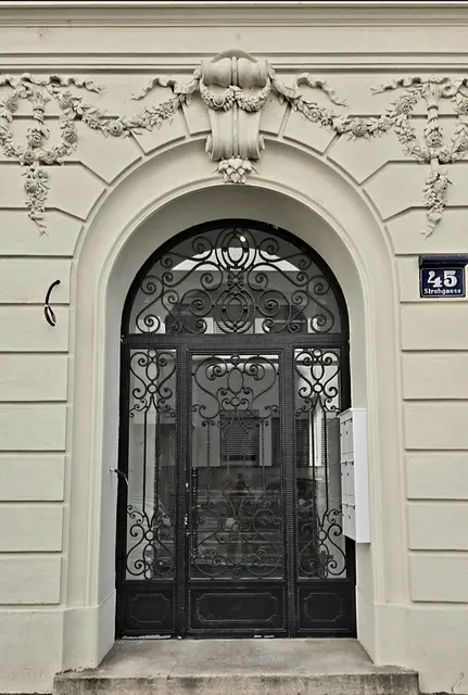 Längere Zeit wurde das Haus renoviert, jetzt sieht es wieder prächtig aus mit diesem besonders schönen Hauseingang.