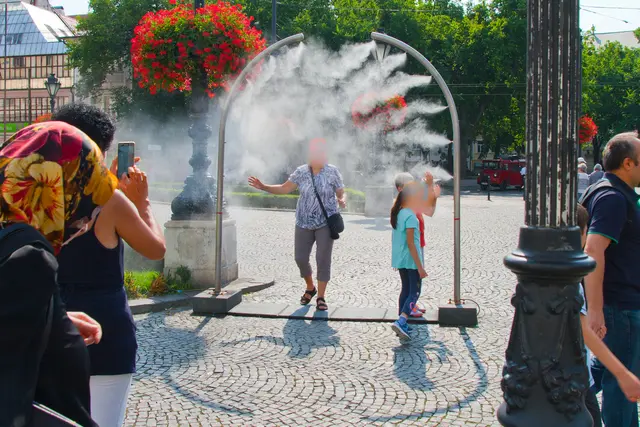 Angenehme Erfrischung an heißen Tagen wie derzeit nimmt man gerne an. Gesehen in Bratislava.
Mehr Info findet ihr unter meinen Link zu Maries Beitrag im 1. Kommentar. | Foto: © by Ing. Günter Kramarcsik