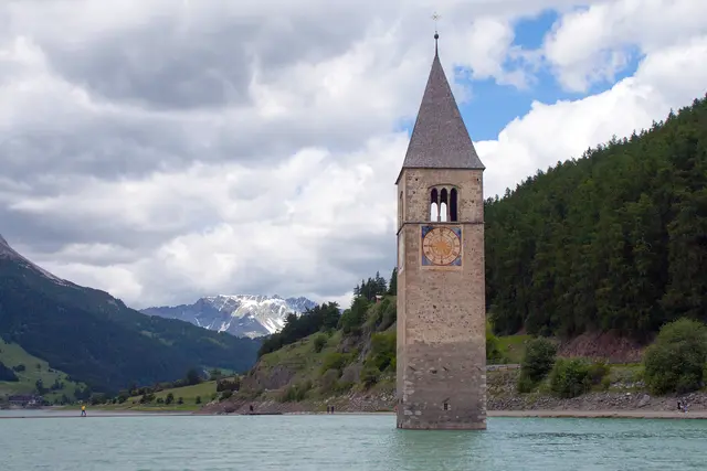 Reschensee, Graun, Reschen, Kirchturm im Wasser, Südtirol, Italien 