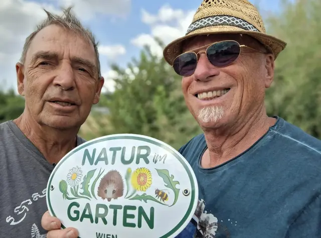 Herr Steurer/Fachmann/Natur im Garten überreichte heute nach vorangegangener Prüfung des natürlichen Gärtnerns das Emaille Schild der Familie Wittmann von Parz.21, KGV Anningerweg
