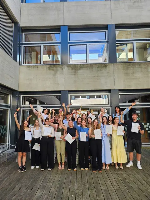 Erfolgreicher Abschluss der Vorprüfungen zur Reife- und Diplomprüfung

Große Freude an unserer Schule: Alle 27 Schülerinnen und Schüler der 4AHW haben ihre Vorprüfungen zur Reife- und Diplomprüfung erfolgreich bestanden und damit die ersten beiden Teile ihrer mehrteiligen Abschlussprüfung mit Bravour gemeistert.
Die Vorprüfung bestand aus zwei anspruchsvollen fachpraktischen Bereichen. Im Fach Restaurantmanagement galt es, ein viergängiges Menü professionell vorzubereiten und zu präsentieren. Dazu gehörten das fachgerechte Aufdecken, eine kreative Tischgestaltung mit passendem Blumenschmuck, das Schreiben einer stilvollen Menükarte sowie die Vorbereitung einer Sonderaufgabe. Beim anschließenden gehobenen Service für vier Personen mussten alle Servierregeln sicher angewendet werden. Ergänzt wurde die Prüfung durch einen Weinservice zur Hauptspeise sowie eine Spezialaufgabe wie Flambieren, Käseservice, After-Dinner-Cocktail oder Digestifwagen.

Der zweite Prüfungsteil fand in der Küche statt. Die Kandidatinnen und Kandidaten erhielten ihre viergängige Speisenfolge erst am Prüfungstag. Gefordert waren die fachlich korrekte Zubereitung unter Einhaltung aller Hygienevorschriften, das ansprechende Anrichten der Gerichte sowie sämtliche anfallenden Nacharbeiten.
Mit großer Erleichterung und Stolz nahmen die Schülerinnen und Schüler nun ihre Zeugnisse entgegen. Die Freude ist auch beim Gastronomieteam und den betreuenden Fachlehrerinnen Prof. Steinwender und Prof. Guggenberger spürbar. Ein lachendes Auge freut sich über die hervorragenden Leistungen, ein weinendes Auge denkt bereits daran, dass uns bald bestens ausgebildete junge Fachkräfte verlassen werden.

Berichtsverassung: HLW-Fachvorständin Eva-Maria Scherzer

 | Foto: hlwspittal 2026
