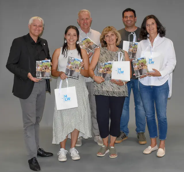 Gespickt mit mehr als einhundert Aktivitäten über Projekte, Klassen, Veranstaltungen und praxisnaher Unterrichtsarbeit. 

Druckfrisch nahm das Redaktionsteam der HLW Spital am Donnerstag früh von der Druckerei Petz das neue Schuljahrbuch entgegen.

Das 130 Seiten umfassende Werk bietet für die Schülerinnen, Familien, Lehrkräfte, Wirtschaftspartner der Schule und Sponsoren eine umfassende Zusammenschau über mehr als einhundert Schuljahresaktivitäten der letzten Monate. 

Schulleiter Adolf Lackner bedankt sich beim Redaktionsteam herzlich für die unentgeltliche Mehrarbeit für die HLW-Schulgemeinschaft.

"In der Tradition und Schulkultur der HLW Spittal ist der Jahresbericht bzw. das Schuljahrbuch jährlich ein unverzichtbarer und besonderer Bestandteil unseres pädagogischen Wirkens" sagt Direktor Lackner und spricht dem Redaktionsteam mit Redaktionsleiter Richard Krämmer großen Dank für ihr Wirken und das gelungene tolle Werk aus. 

Ergänzend zum Jahreszeugnis erhalten die Schülerinnen und Schüler das Werk am Freitag, 10.7. gemeinsam mit dem Zeugnis. 

Redaktions- und Lehrer-Team: v.l.n.r.
Direktor Adolf Lackner, Vanessa Steiner, Richard Krämmer, Amata Reiner, Manuel Wuggenig, Petra Götz
(nicht am Bild: Rudolf Hanschitz) 

#hlwspittal
 | Foto: (c) hlwspittal Ambros