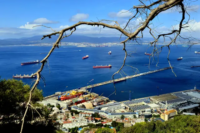 Gibraltar vom Upper Rock auch Affenfelsen genannt aufgenommen - Teilansicht.  