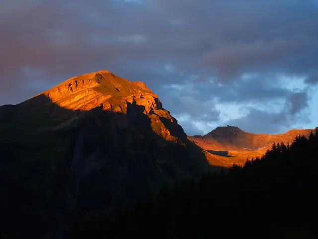 Jetzt seid ihr gefragt: Unsere lokalen Bergfexe im Bezirk wissen das bestimmt sofort! Welche zwei Gipfel präsentieren sich hier so spektakulär im Abendrot? Wer erlöst die KI von ihrer kolossalen Ratlosigkeit?
Schreibt eure Tipps in die Kommentare! | Foto: Siegfried Kerschbaumer 