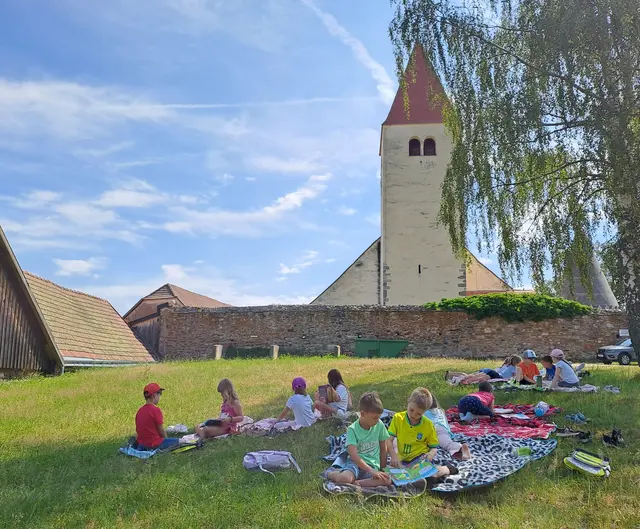 Das Pädagogenteam der VS Friedersbach wusste sich in den heißen Tagen zum Schulschluss zu helfen und flüchtete aus dem überhitzten Gebäude in den Schatten, wo sich die Kinder über eine schattige Lesestunde mit den eigenen Büchern sehr freuten. | Foto: VS Friedersbach