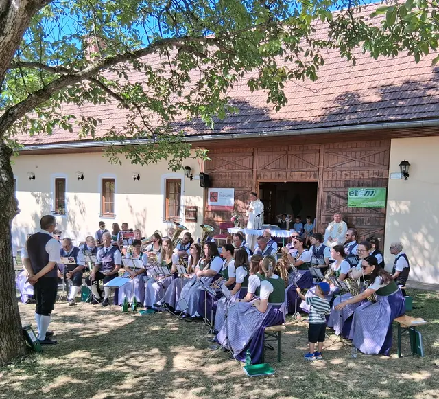 Der Musikverein St.Nikolai im Sausal spielte beim Gottesdienst und danach zum Frühschoppen auf !