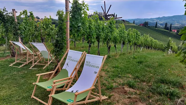 Südsteirische Weinstraße -- für jeden etwas dabei ! Das Genießen kann ja so individuell sein - einer liebt das Radfahren, der Nächste das Wandern, oder auch nur Faulenzen oder einen der Buschenschanke besuchen und fein Jausnen und Trinken 😉🍷🚴🏻‍♂️