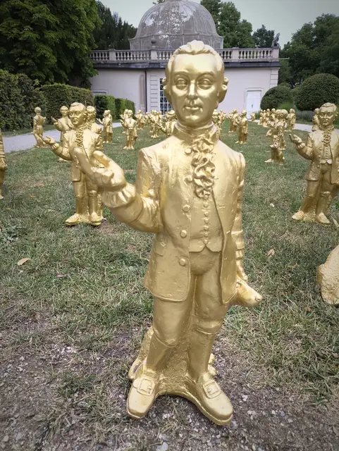 können seit heute bis zum 31. August im Mirabellgarten bewundern werden. 
300 Stk. der Mini Statuen stehen im Bereich der Bastion. 
Das Interesse am ersten Tag war sehr groß.
Da wollte ich natürlich dabei sein. | Foto: Martina Laserer