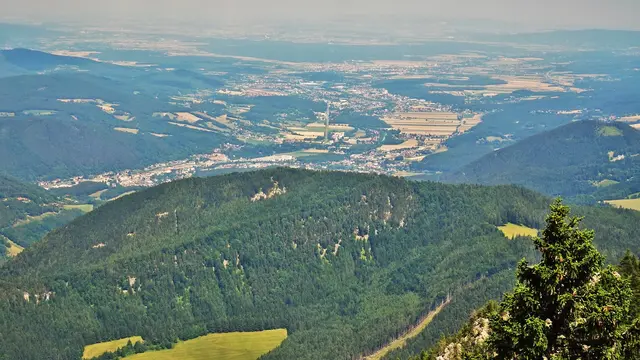 Die Sicht reicht weit ins Steinfeld und ins Wiener Becken, ... dieses Foto zeigt den Tiefblick auf Ternitz - Neunkirchen - Wiener Neustadt ...
 | Foto: © Silvia Plischek