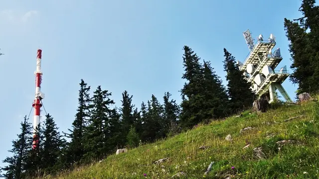 Sendeanlage am Sonnwendstein:  Knapp neben dem Gipfel steht der 1957 errichtete und gut sichtbare Sender Sonnwendstein und unmittelbar benachbart eine Richtfunkstation der Telekom Austria. | Foto: © Silvia Plischek