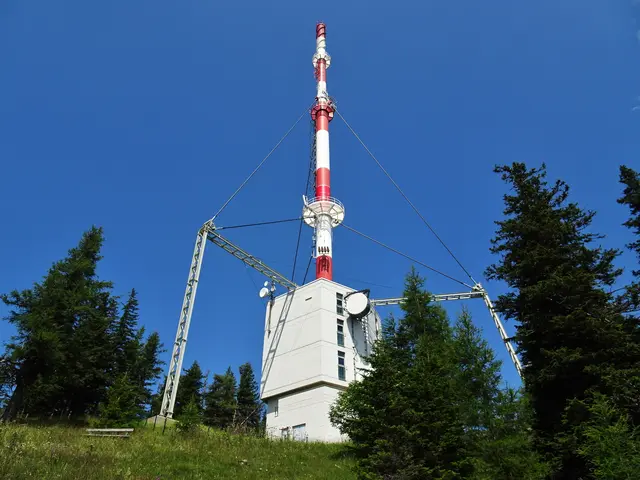 Sendeanlage am Sonnwendstein:  Knapp neben dem Gipfel steht der 1957 errichtete und gut sichtbare Sender Sonnwendstein.
 | Foto: © Silvia Plischek