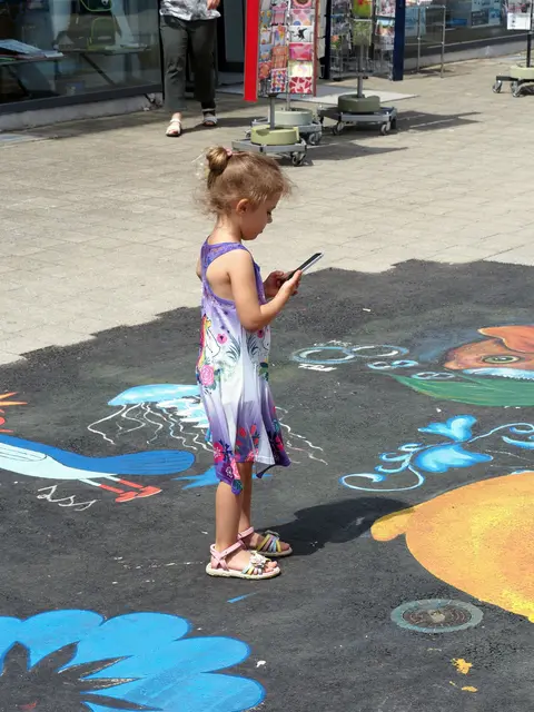 Vor ein paar Wochen haben Badener Schülerinnen und Schüler in der Wassergasse den Asphalt mit Wassermotiven und Meerestieren bemalt. Als ich kürzlich mit meiner Enkelin Marielle dort spazieren ging war sie begeistert: Opa, darf ich die alle fotografieren, gibst du mir dein Handy? Na klar! Sie hat fast 100 Fotos gemacht ... :-)