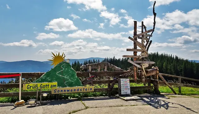 Origineller Wegweiser vor der Polleres-Hütte, ... zusätzlich informiert eine Hinweistafel über die diversen Wanderrouten. 
&gt;&gt;&gt; Foto aus meiner  Bilddoku "Im Wandel der Jahreszeiten" / Teil 2 (Bericht + 31 Bilder)  | Foto: © Silvia Plischek