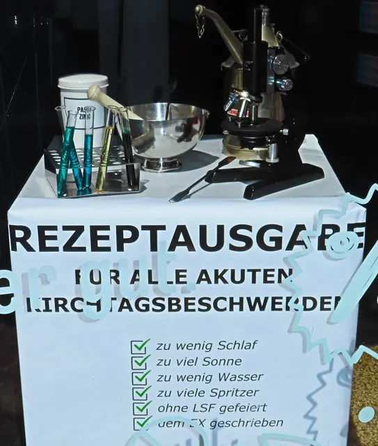 In einer Apotheke in der Draustadt gibt es Rezepte für akute Kirchtagsbeschwerden, wie "zu wenig Schlaf", "zu wenig Wasser", "zu viel Spritzer" etc.