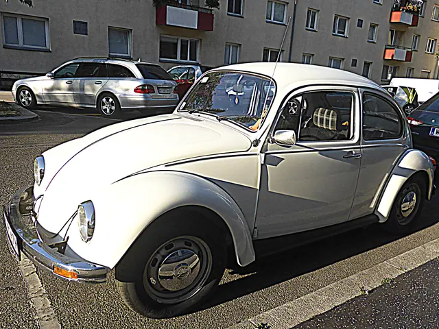 Am 3. Juli 1935, stellte Ferdinand Porsche den ersten Volkswagen-Prototyp vor. Die Serienfertigung des zivilen Volkswagens begann allerdings erst nach dem 2. Weltkrieg im Sommer 1945. Bis zum Produktionsende am 30. Juli 2003 in Mexiko wurden mehr als 20 Millionen der weltweit populären VW-Käfer produziert🚓