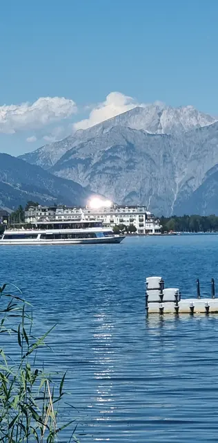...am Südufer des Zeller See. (MS Schmittenhöhe und 
Grandhotel Zell)