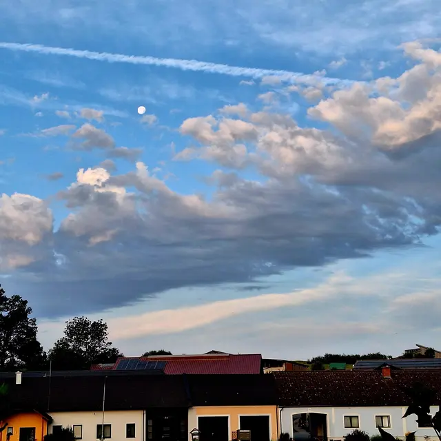 Ein Abnehmender Mond am Himmel mit etlichen Wolkengebilden umzogen. | Foto: Sibylle kreuter