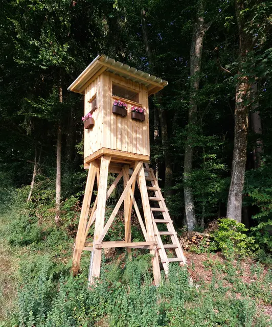 Der neue Hochsitz steht bereit für die neue Jagdsaison !