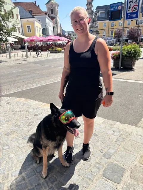 Nachdem der Hund an einer Autoimmunkrankheit leidet, hat Frauchen Stefanie Wenigwieser einen Sonnenschutz für die Augen besorgt. | Foto: Winkler Günther